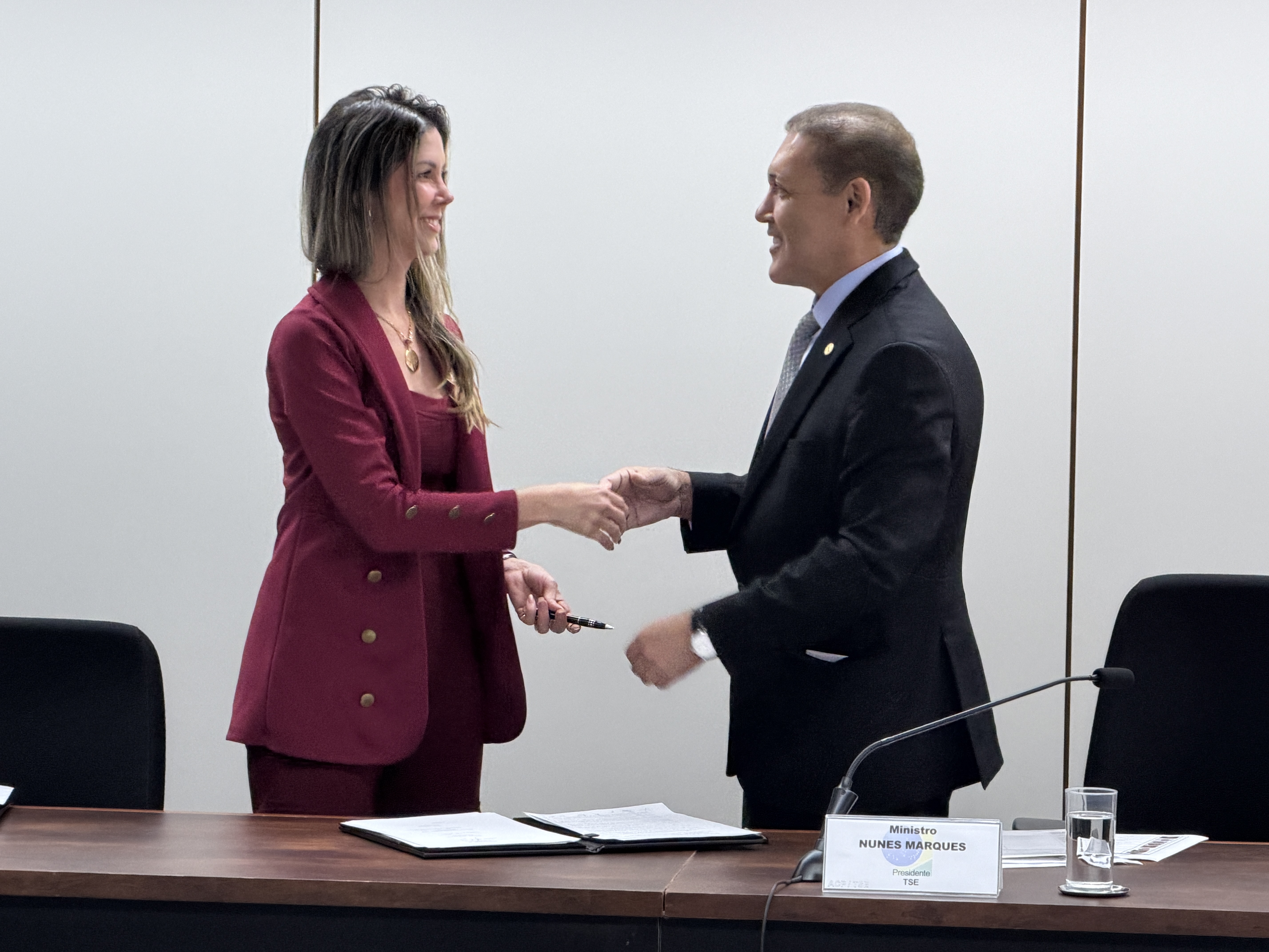 Nat&aacute;lia Nobre Miranda, presidente do Democrata, cumprimenta o ministro Nunes Marques 