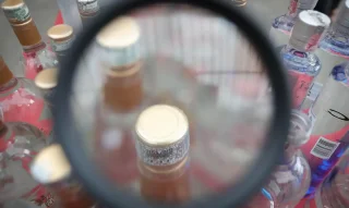 MP denuncia dois homens por venda de vodca adulterada que causou cegueira em mulher