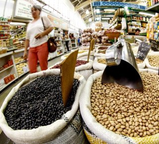 Queridinho da mesa, feijāo preto faz cesta básica subir. Saiba como economizar