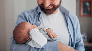 Governo sanciona lei que amplia licença para 20 dias e cria salário-paternidade