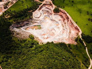 Minerais críticos já empregam 129 mil pessoas no Brasil enquanto disputa global por terras raras avança sobre o país