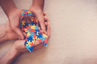 Servidores com filhos autistas podem solicitar redução de jornada; veja documentos e requisitos