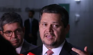 Alcolumbre mantém PEC 6x1 travada em semana esvaziada no Senado