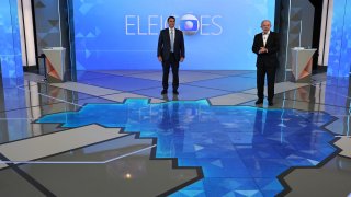 Checagem ao vivo marca debate da GloboNews entre Lula e Flávio Bolsonaro; veja as principais propostas e verificações