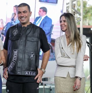 Em um meio predominantemente masculino, uma mulher preside o Democrata