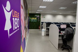 Ligue 180: Central de Atendimento à Mulher completa 20 anos de enfrentamento à violência de gênero 